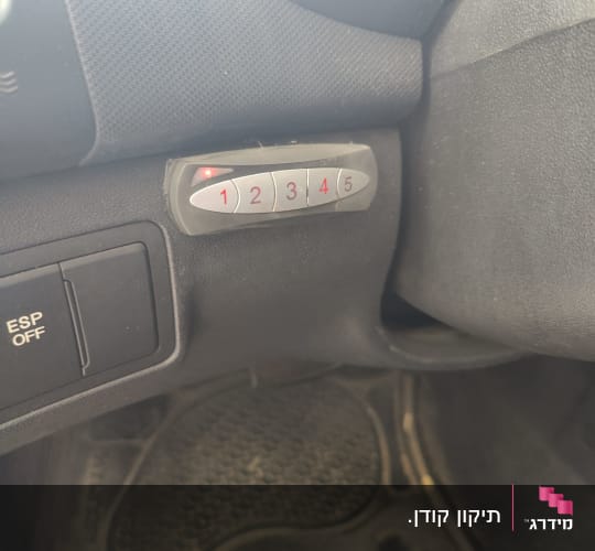 לחצנים ממוספרים 1 עד 5 ליד כפתור ESP OFF